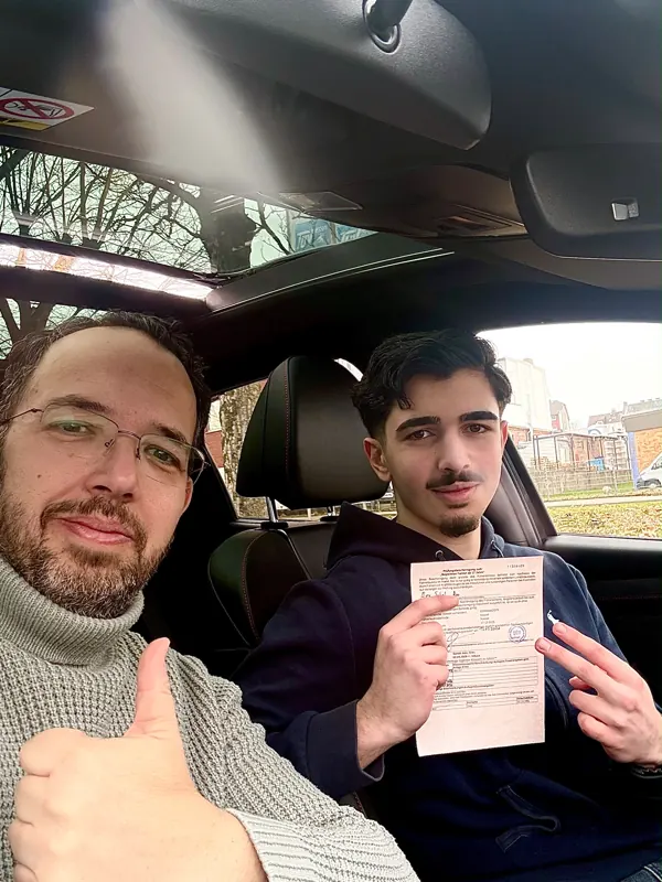 Fahrschüler der Fahrschule Cassel Drive mit dem frisch bestandenen Führerschein