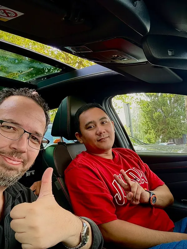 Fahrschüler der Fahrschule Cassel Drive mit dem frisch bestandenen Führerschein