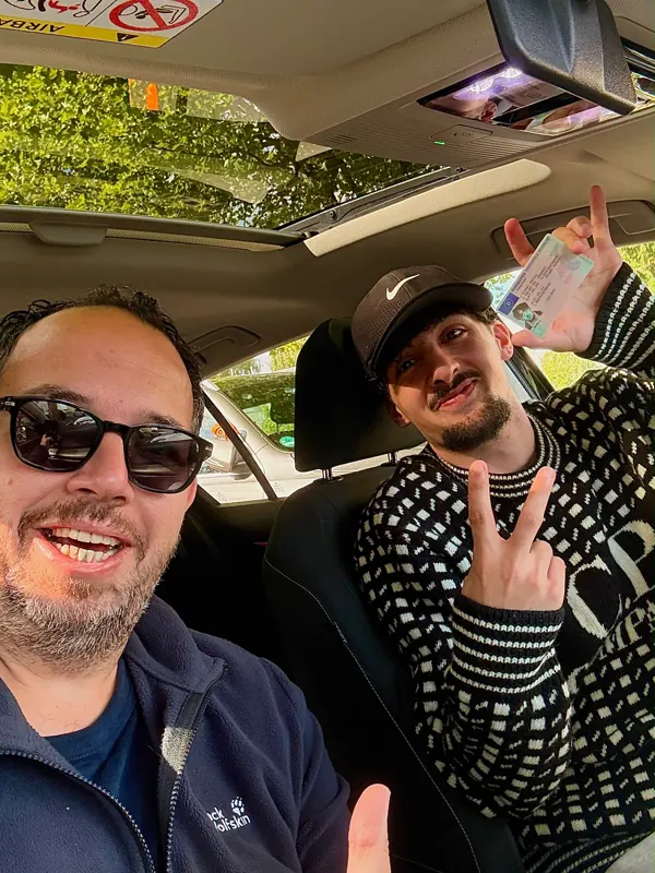 Fahrschüler der Fahrschule Cassel Drive mit dem frisch bestandenen Führerschein