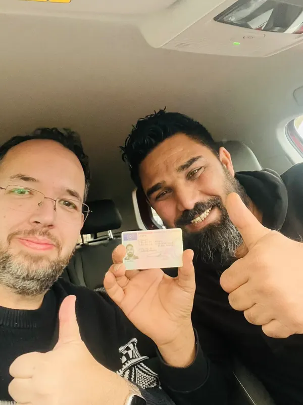Fahrschüler der Fahrschule Cassel Drive mit dem frisch bestandenen Führerschein