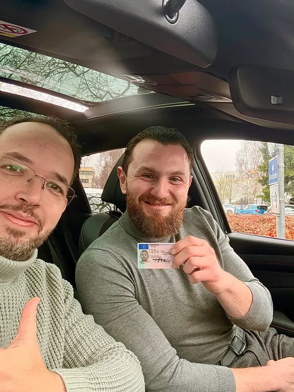 Fahrschüler der Fahrschule Cassel Drive mit dem frisch bestandenen Führerschein