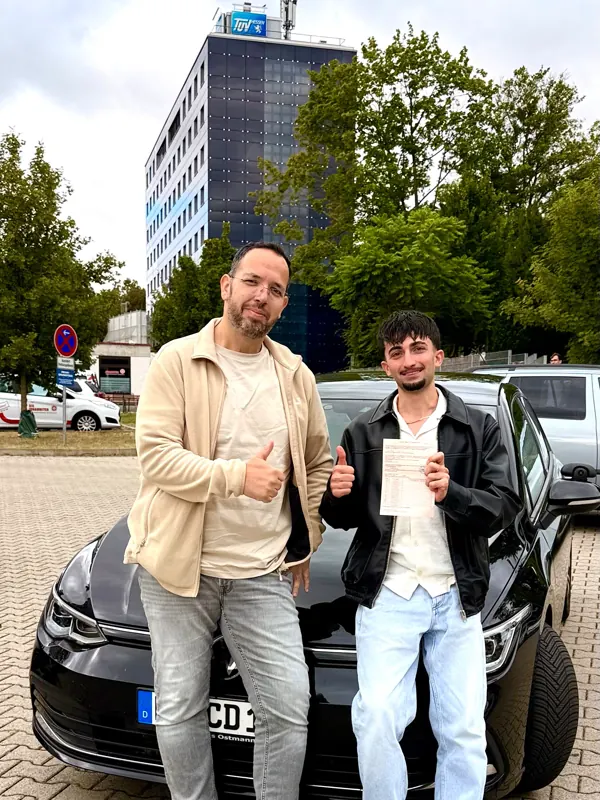 Fahrschüler der Fahrschule Cassel Drive mit dem frisch bestandenen Führerschein