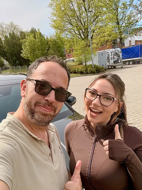 Fahrschüler der Fahrschule Cassel Drive mit dem frisch bestandenen Führerschein