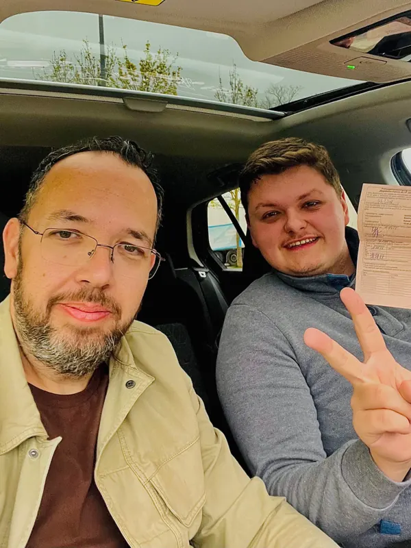 Fahrschüler der Fahrschule Cassel Drive mit dem frisch bestandenen Führerschein