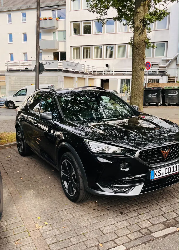 Schwarzer Fahrschulwagen der Fahrschule Cassel Drive in Kassel