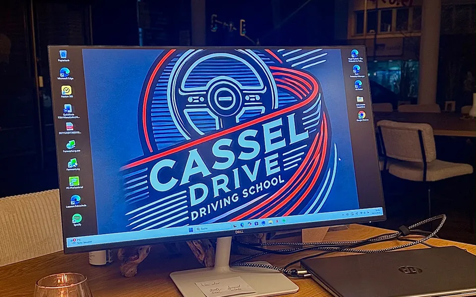 Arbeitsplatz mit Cassel-Drive-Logo auf dem Bildschirm
